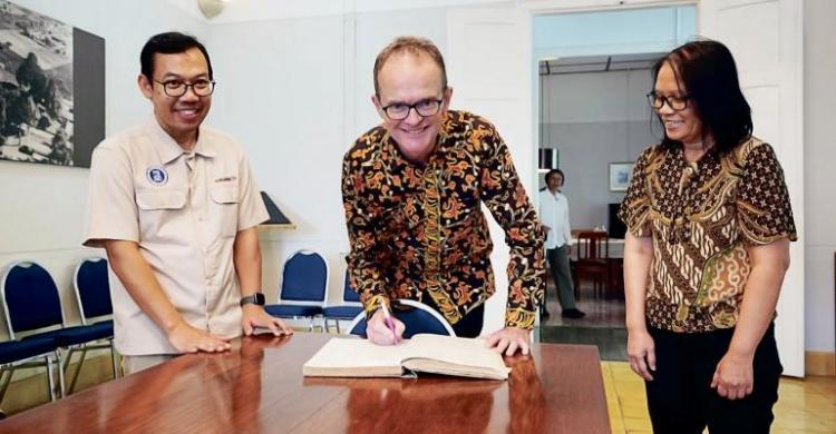 observatorium bosscha Dubes Inggris Dominic Jermey Tinjau Observatorium… observatorium bosscha - ilustrasi berita Dubes Inggris Dominic Jermey Tinjau Observatorium Bosscha dan Pelajari Upaya…