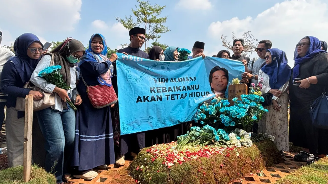 lampu panel surya Lampu Panel Surya di Makam Vidi Aldiano Hilang, Keluarga… lampu panel surya - ilustrasi berita Lampu Panel Surya di Makam Vidi Aldiano Hilang, Keluarga Angkat Bicara